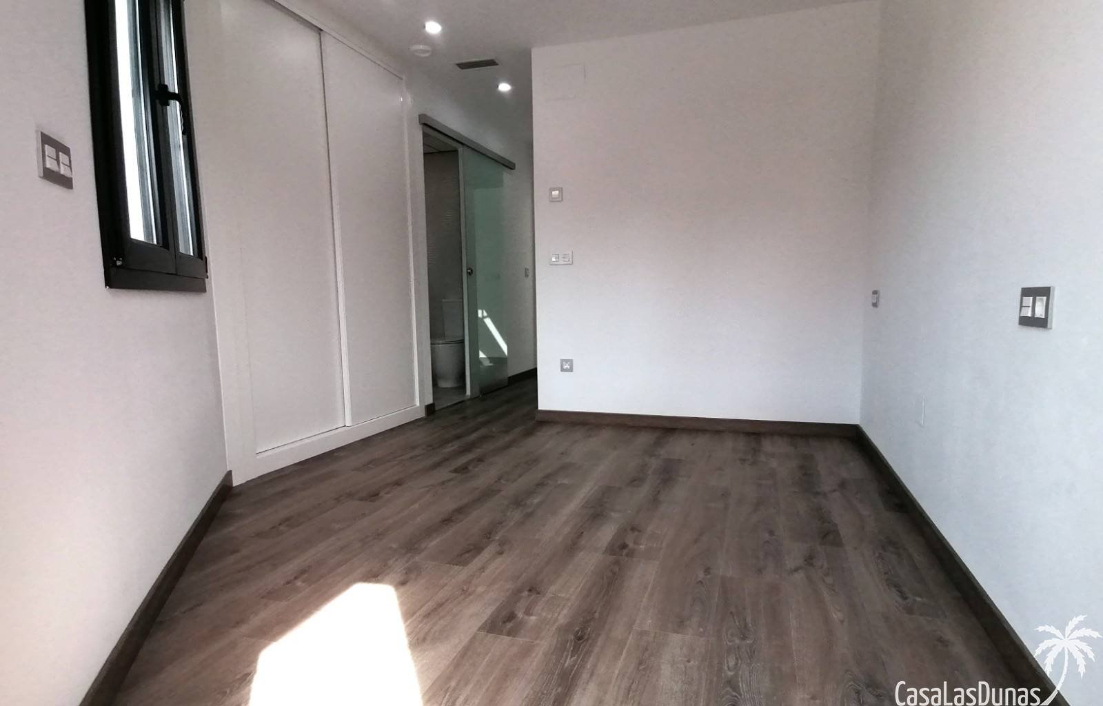 Diese schöne Villa liegt nur 100 Meter vom Sandstrand von La Mata entfernt. Das Haus hat 3 Etagen, auf denen die 3 Schlafzimmer und 4 Badezimmer vert