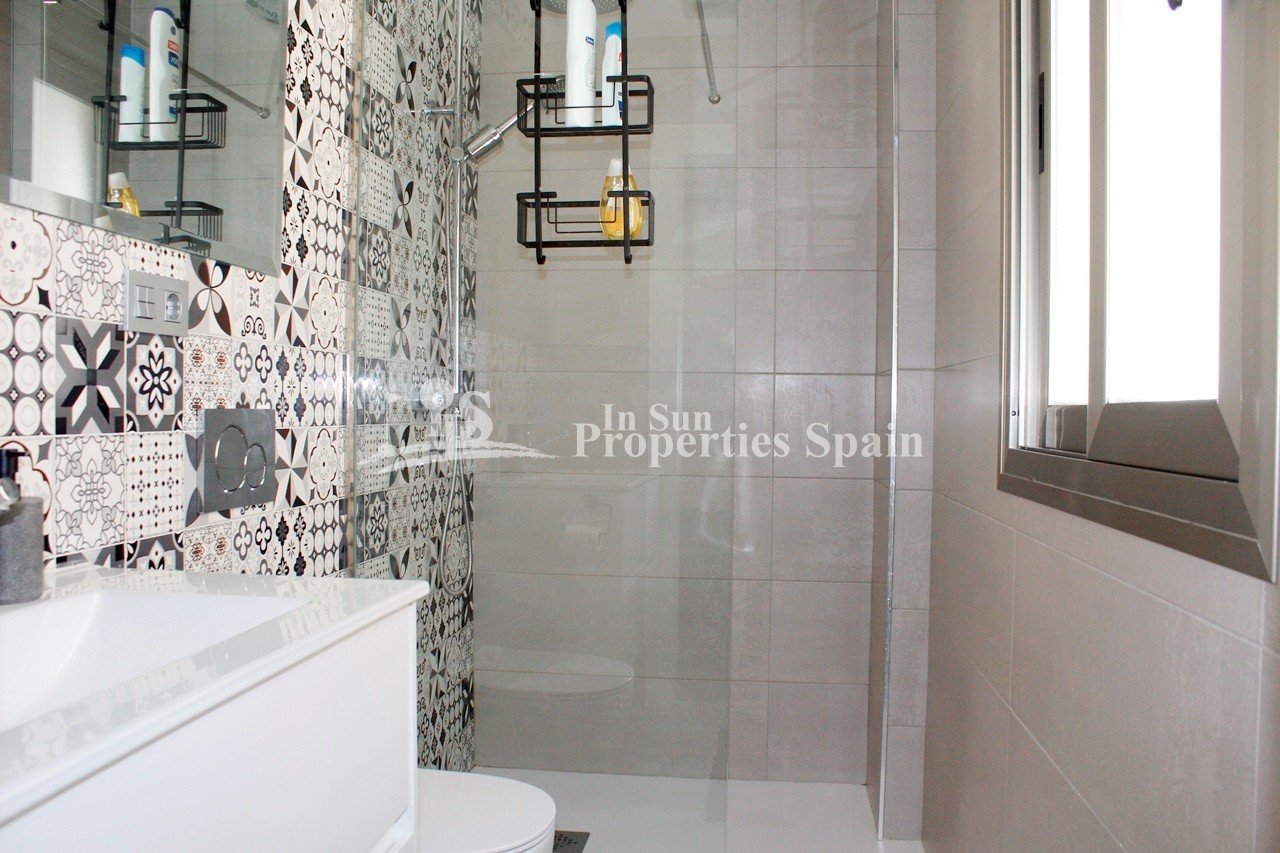 Schönes freistehendes Haus mit Südlage Villa mit 4 Schlafzimmern und 3 en-suite Bädern zu verkaufen. Diese voll ausgestattete Immobilie v