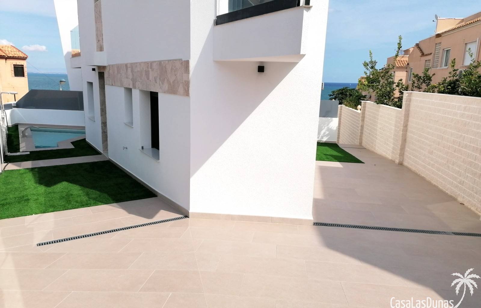 Diese schöne Villa liegt nur 100 Meter vom Sandstrand von La Mata entfernt. Das Haus hat 3 Etagen, auf denen die 3 Schlafzimmer und 4 Badezimmer vert