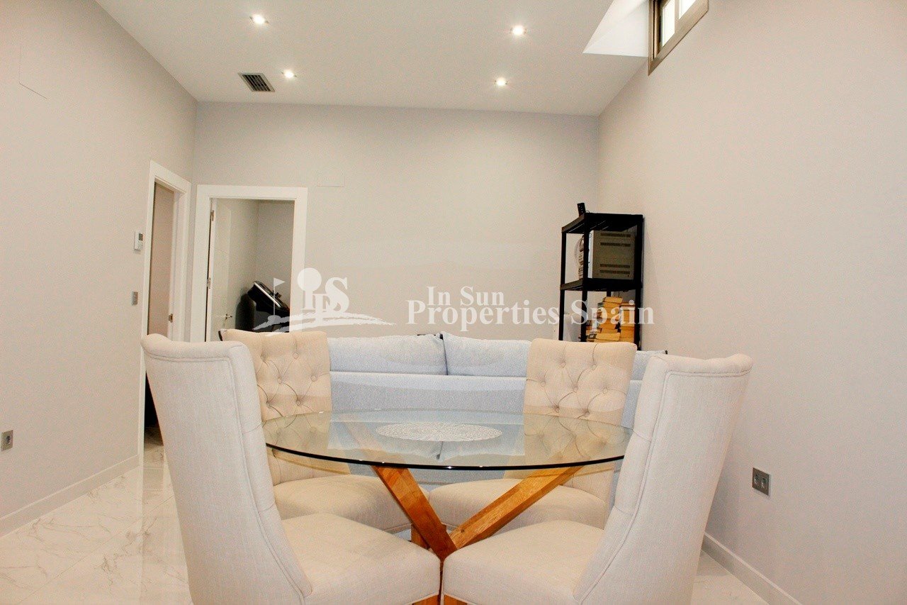 Schönes freistehendes Haus mit Südlage Villa mit 4 Schlafzimmern und 3 en-suite Bädern zu verkaufen. Diese voll ausgestattete Immobilie v