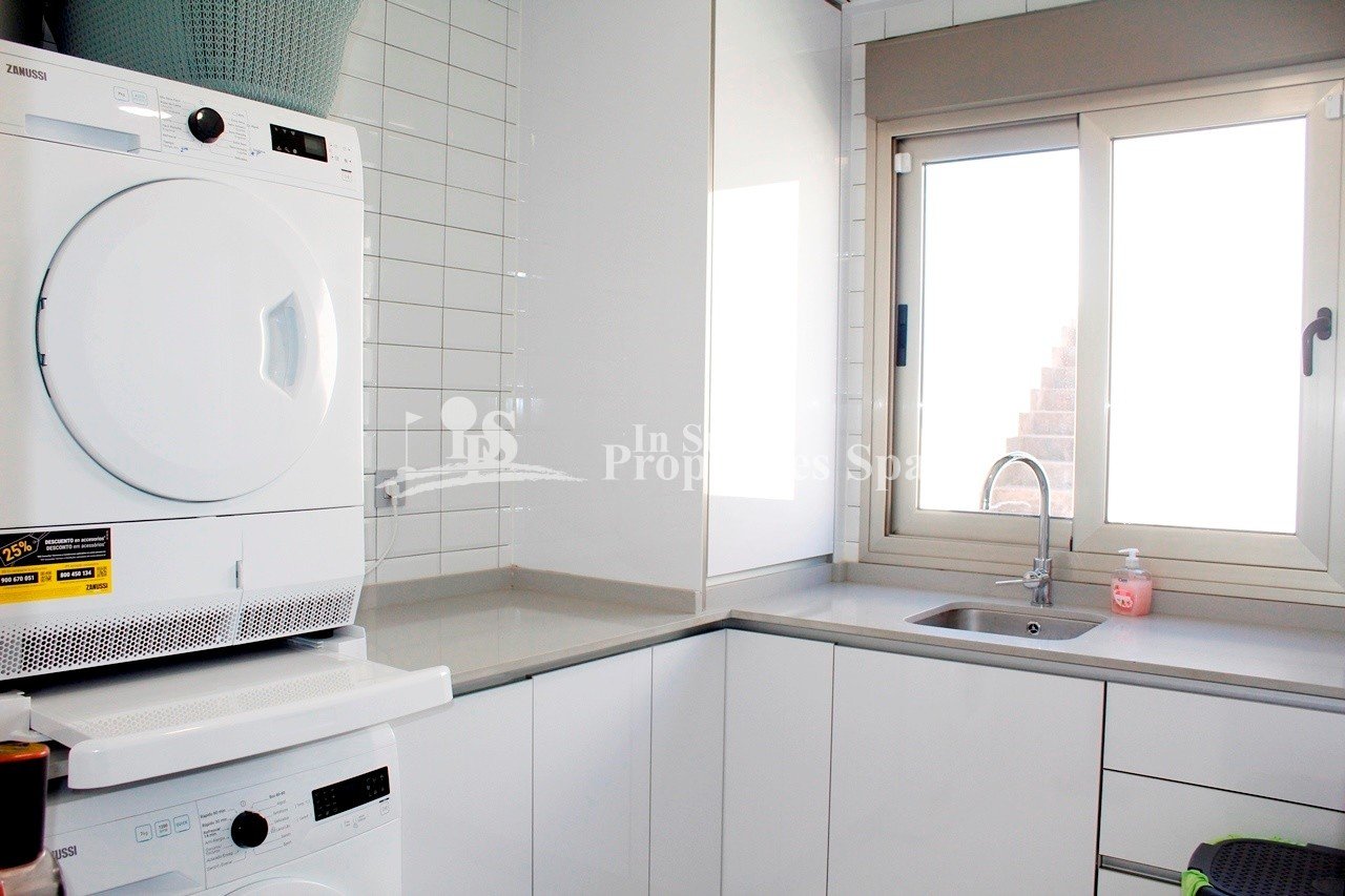 Schönes freistehendes Haus mit Südlage Villa mit 4 Schlafzimmern und 3 en-suite Bädern zu verkaufen. Diese voll ausgestattete Immobilie v