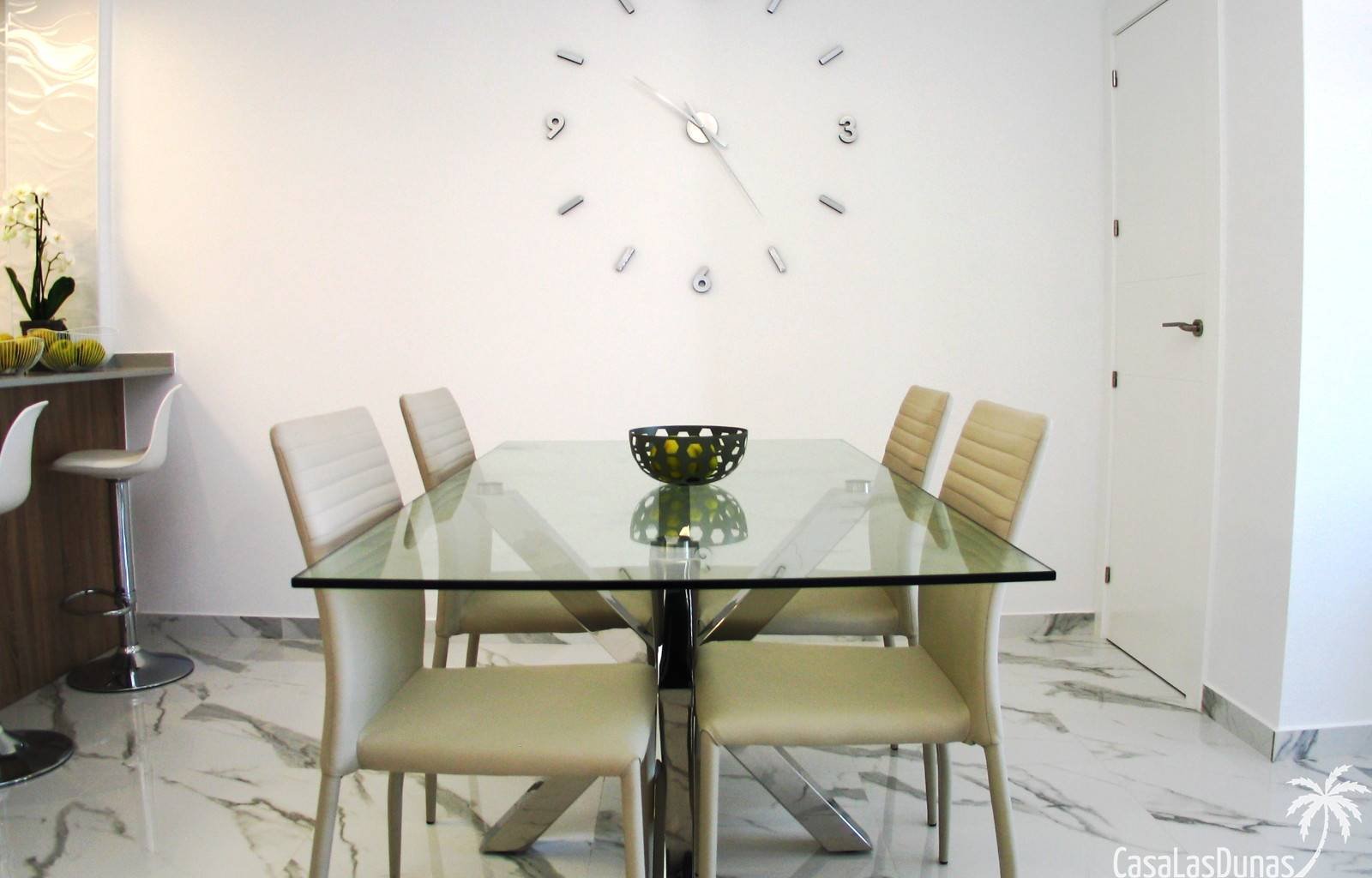 Es werden nur 5 dieser Villen gebaut, sodass Sie in einem recht exklusiven Haus in ausgezeichneter Lage in der wunderschönen Stadt Benijofar wohnen w