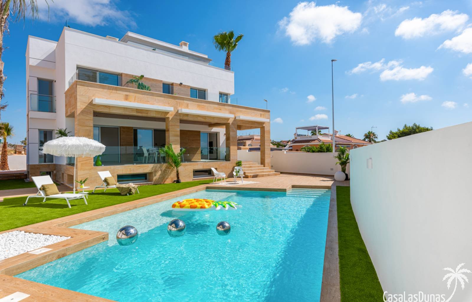 Diese exzellenten modernen Villen verfügen über große Grundstücke und eine gute Lage in Ciudad Quesada. Es gibt nur noch drei Villen in der Urbanisat