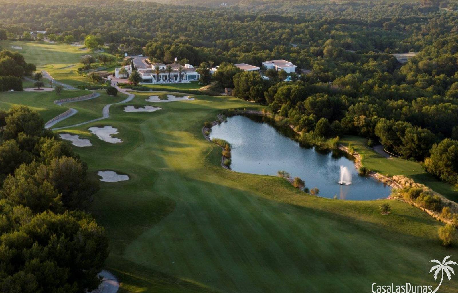 Dieses Projekt besteht aus exklusiven freistehenden Villen mit Blick auf den Golfplatz im Herzen des Golfresorts. Moderne Villen auf einer oder zwei