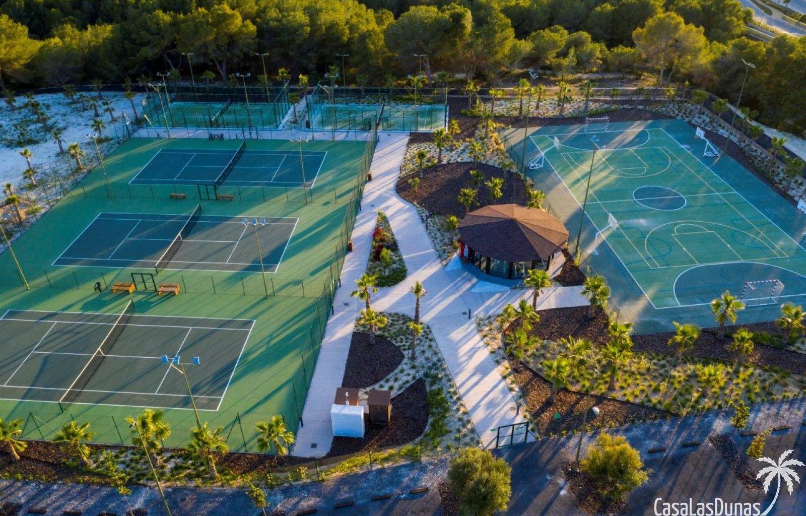 Diese exklusive Villa genießt eine privilegierte Lage in einem Golf & Country Club, südlich der Costa Blanca, in Alicante. Diese Gemeinde hat ver