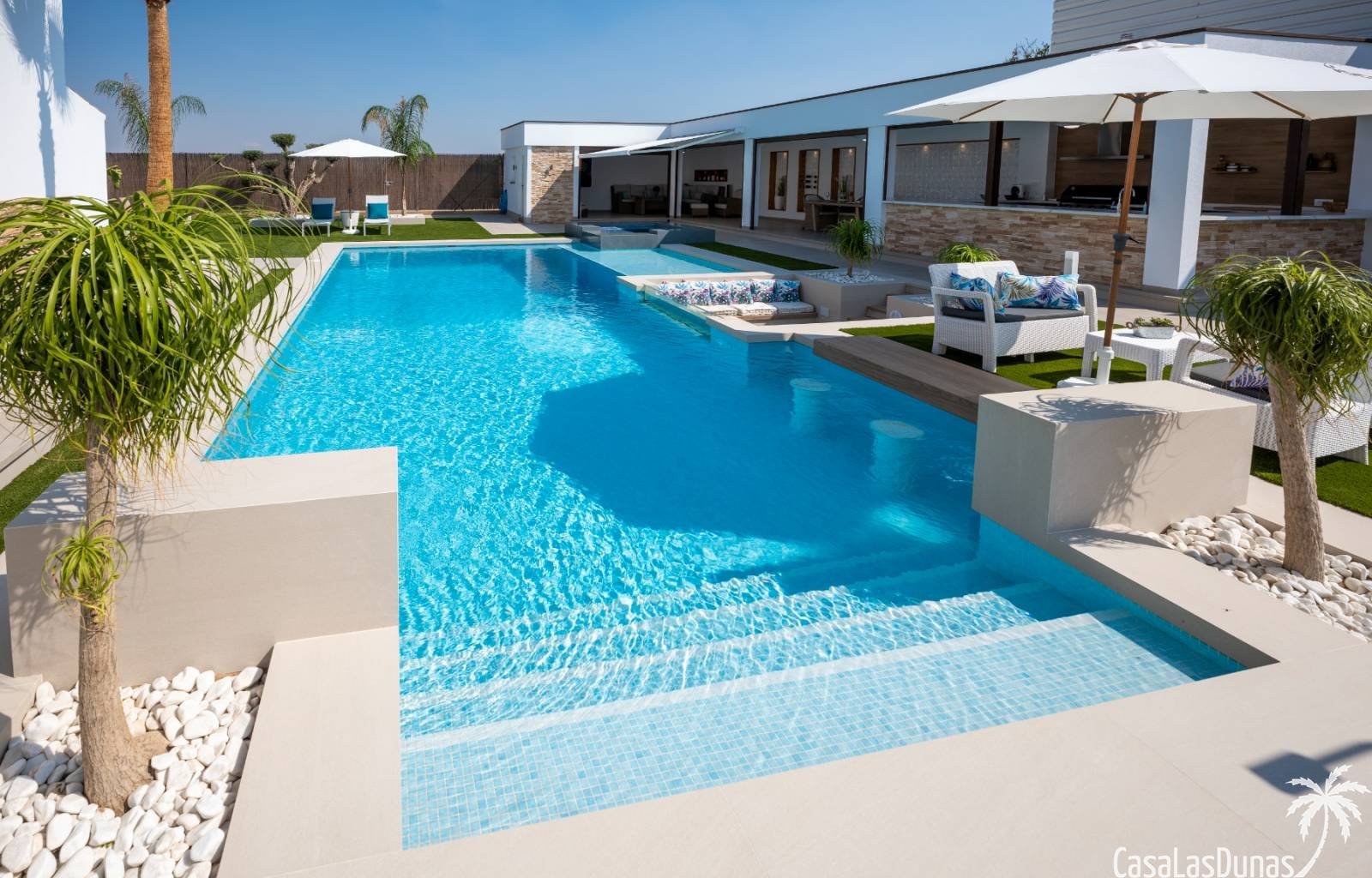 Suchen Sie Ruhe und gleichzeitig alle Annehmlichkeiten, um ein luxuriöses Leben zu führen? Dann ist diese Luxusvilla das Haus, von dem Sie schon imme