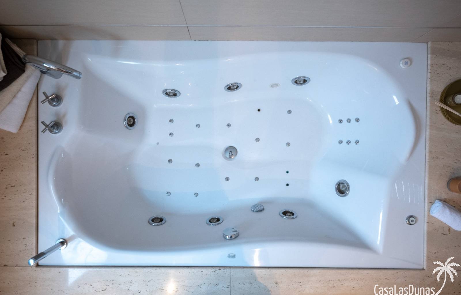 Suchen Sie Ruhe und gleichzeitig alle Annehmlichkeiten, um ein luxuriöses Leben zu führen? Dann ist diese Luxusvilla das Haus, von dem Sie schon imme