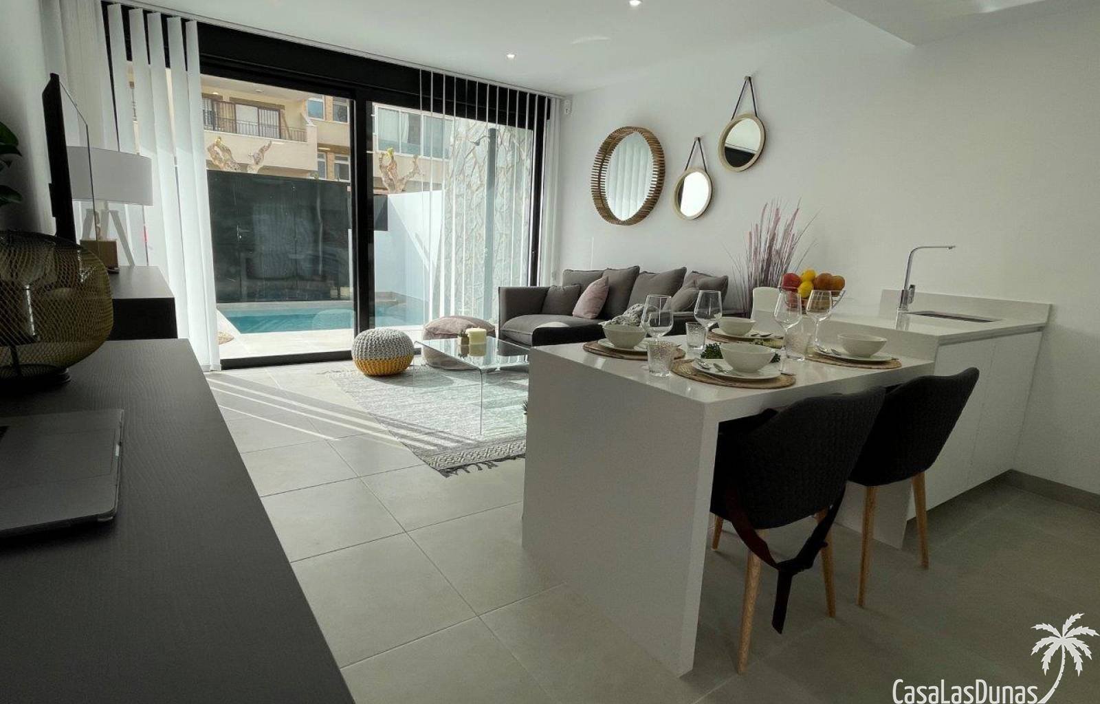 Suchen Sie eine moderne Doppelhaushälfte mit privatem Pool und Dachterrasse? Suchen Sie also nicht weiter! In San Javier werden wunderschöne Villen g