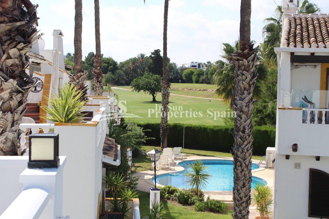 Spanische Villa in erster Reihe mit fantastischem Blick auf den Golfplatz – Villamartín, Fortuna II
Diese charmante, freistehende Villa