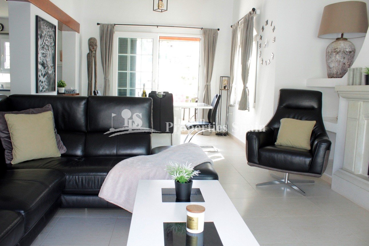 Spanische Villa in erster Reihe mit fantastischem Blick auf den Golfplatz – Villamartín, Fortuna II
Diese charmante, freistehende Villa