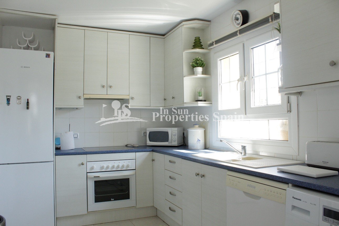 Spanische Villa in erster Reihe mit fantastischem Blick auf den Golfplatz – Villamartín, Fortuna II
Diese charmante, freistehende Villa