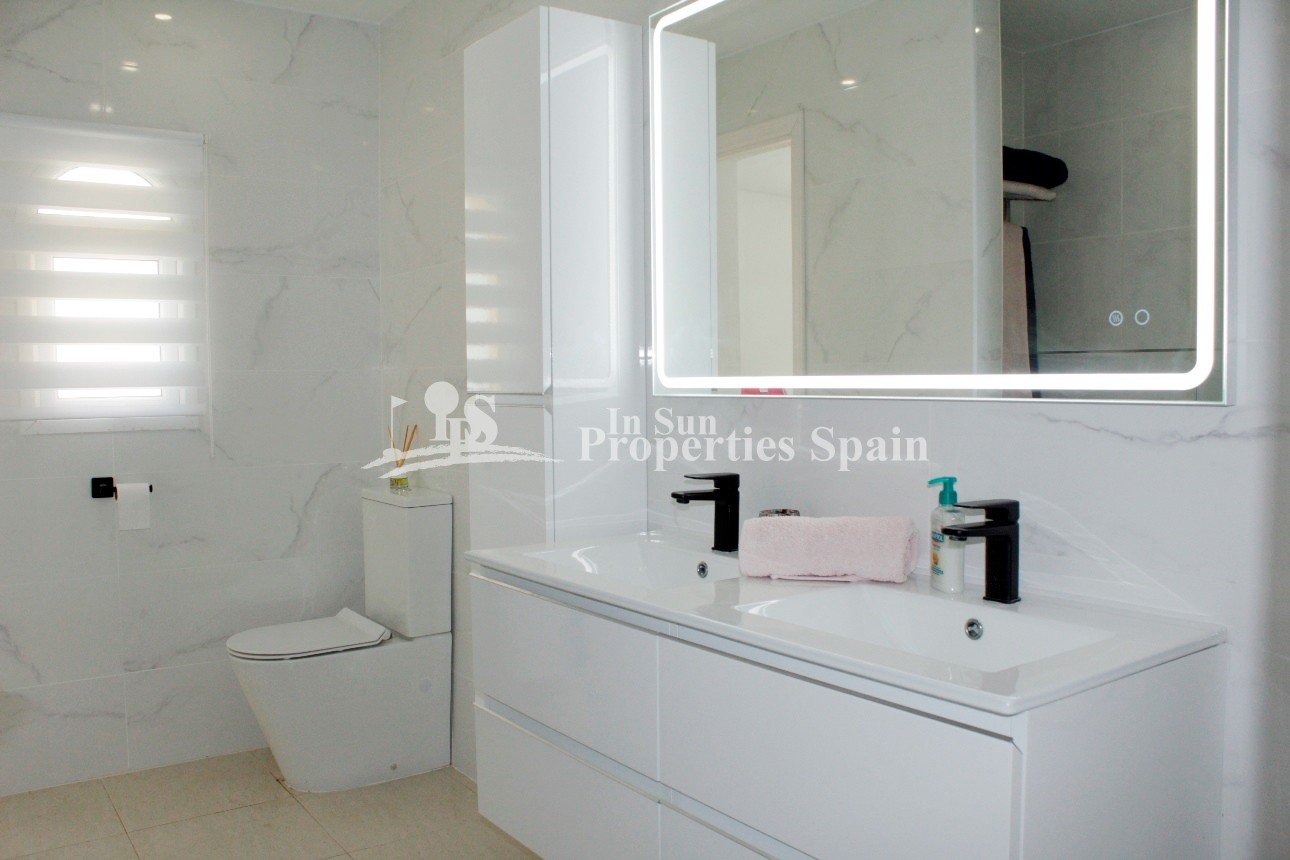 Spanische Villa in erster Reihe mit fantastischem Blick auf den Golfplatz – Villamartín, Fortuna II
Diese charmante, freistehende Villa