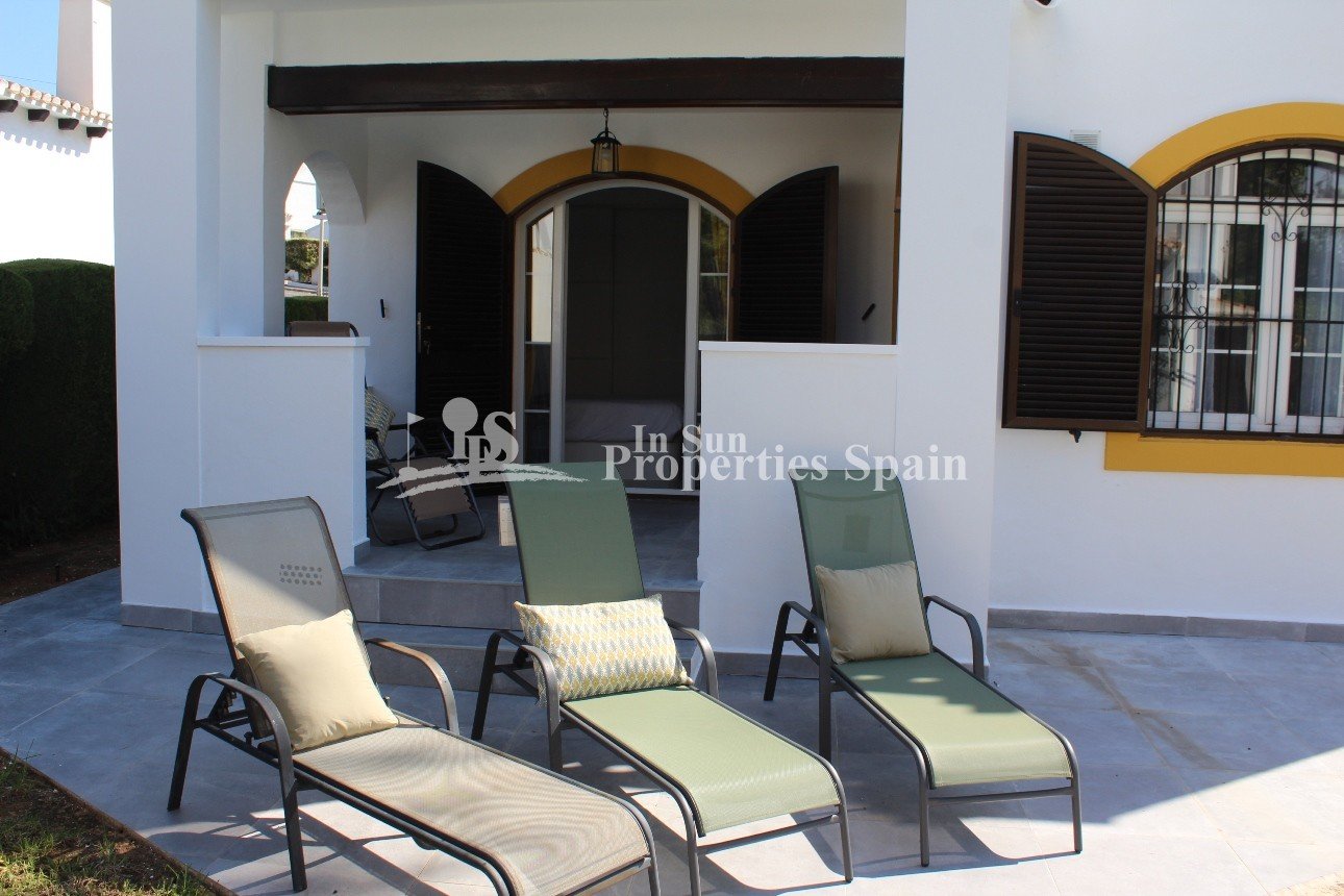 Spanische Villa in erster Reihe mit fantastischem Blick auf den Golfplatz – Villamartín, Fortuna II
Diese charmante, freistehende Villa