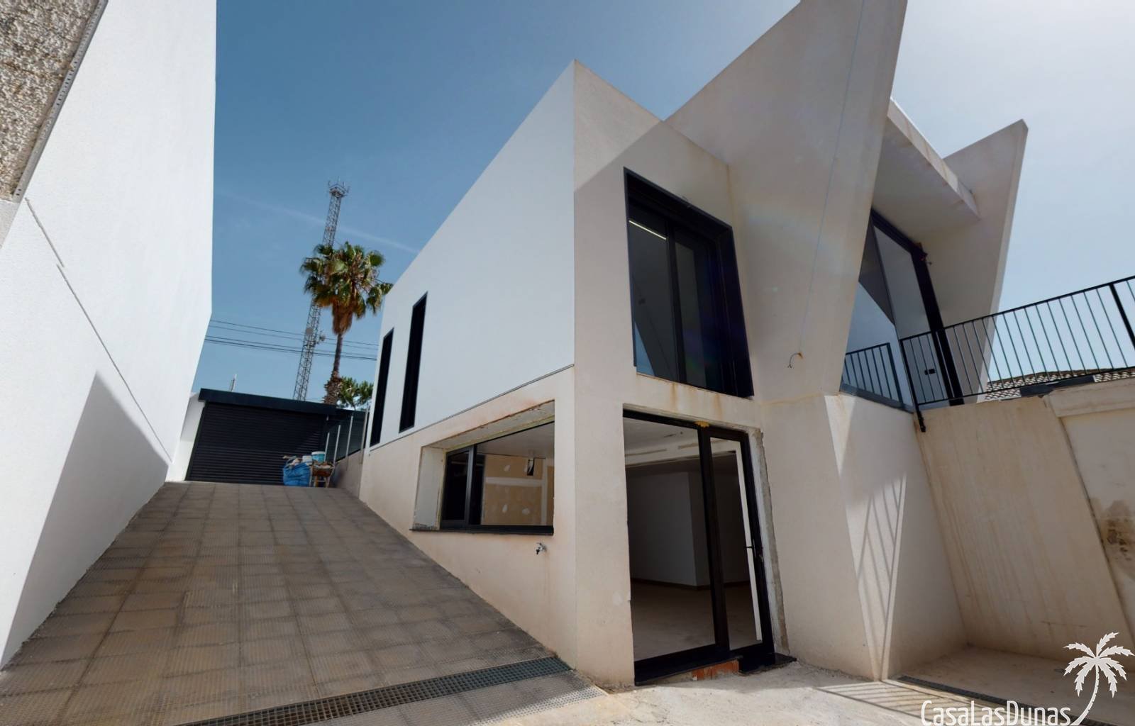 Am Rande des Dorfes Villamartin, im Stadtteil Blue Lagoon, finden wir diese neue, bezugsfertige Villa. Die Lage ist ruhig, die Einrichtungen sind jed