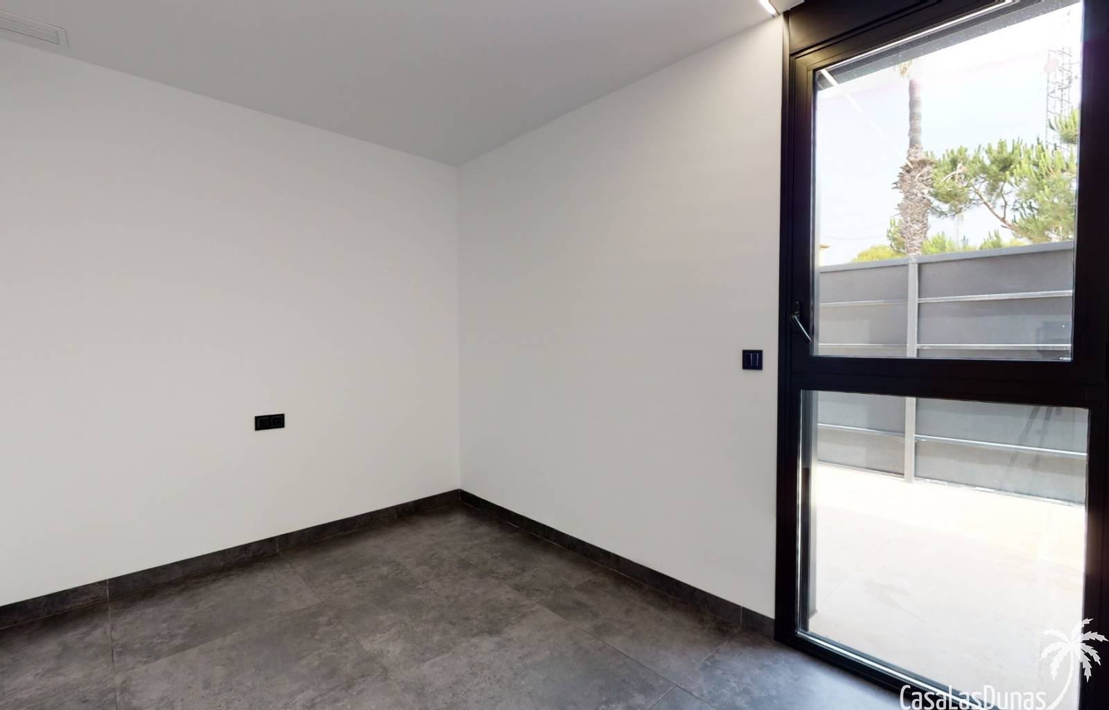 Am Rande des Dorfes Villamartin, im Stadtteil Blue Lagoon, finden wir diese neue, bezugsfertige Villa. Die Lage ist ruhig, die Einrichtungen sind jed