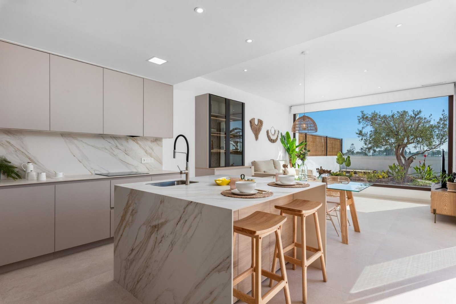 Neue Villen und Wohnungen in Los Alcázares
Entdecken Sie eine neue Wohnanlage in Los Alcázares, Murcia, mit 16 modernen Apartments und P