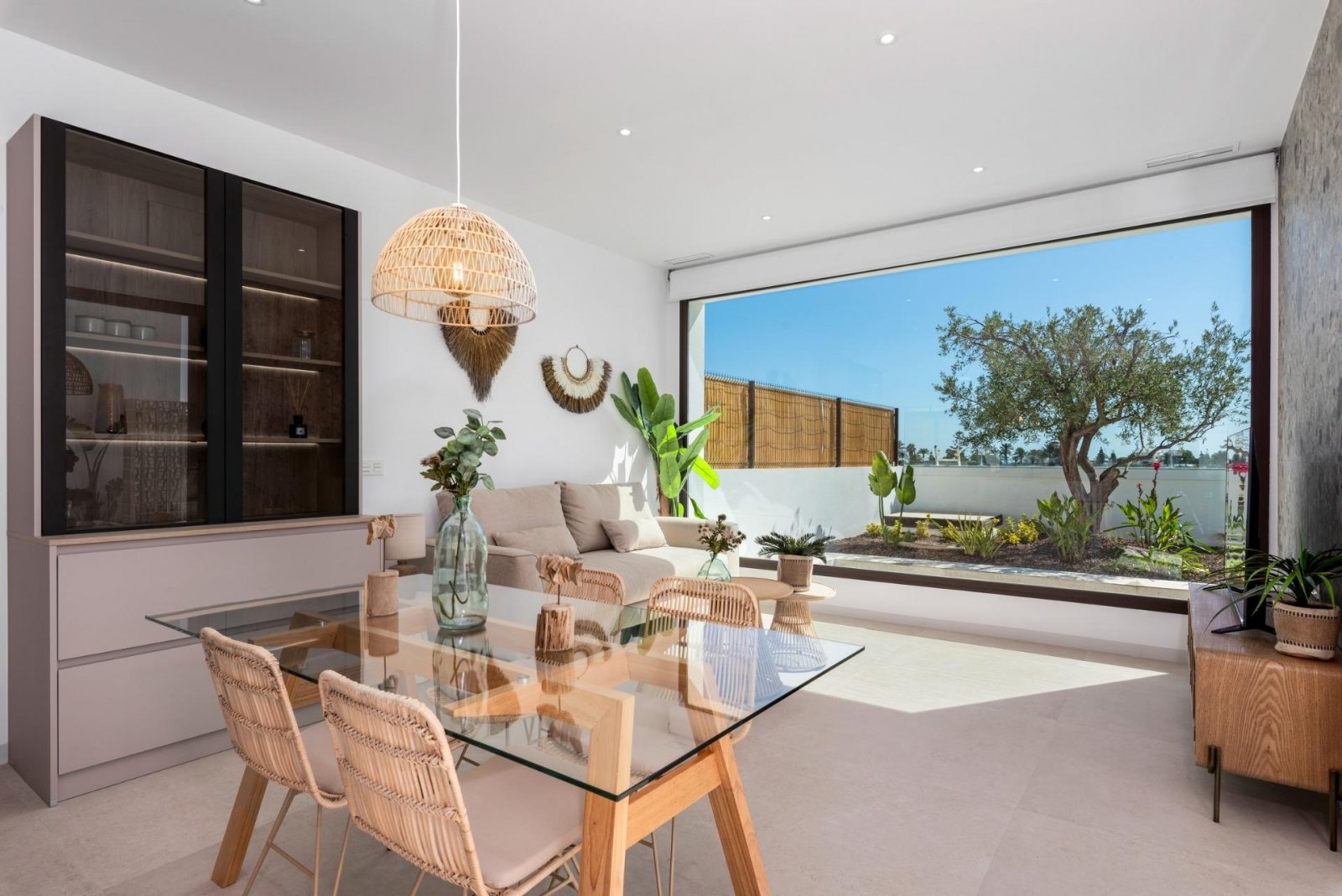 Neue Villen und Wohnungen in Los Alcázares
Entdecken Sie eine neue Wohnanlage in Los Alcázares, Murcia, mit 16 modernen Apartments und P