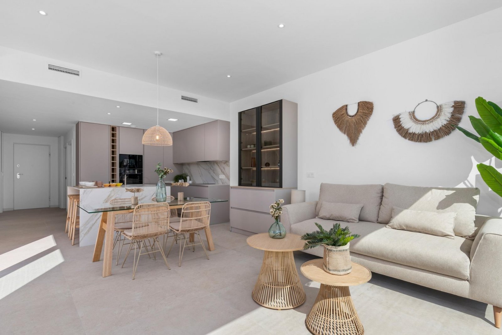 Neue Villen und Wohnungen in Los Alcázares
Entdecken Sie eine neue Wohnanlage in Los Alcázares, Murcia, mit 16 modernen Apartments und P