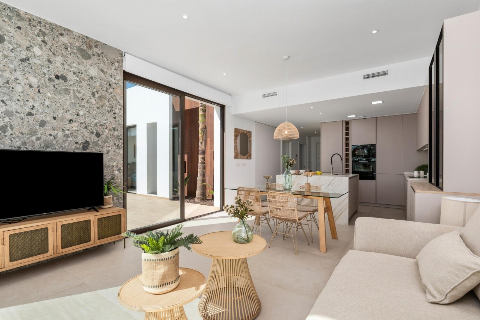 Neue Villen und Wohnungen in Los Alcázares
Entdecken Sie eine neue Wohnanlage in Los Alcázares, Murcia, mit 16 modernen Apartments und P