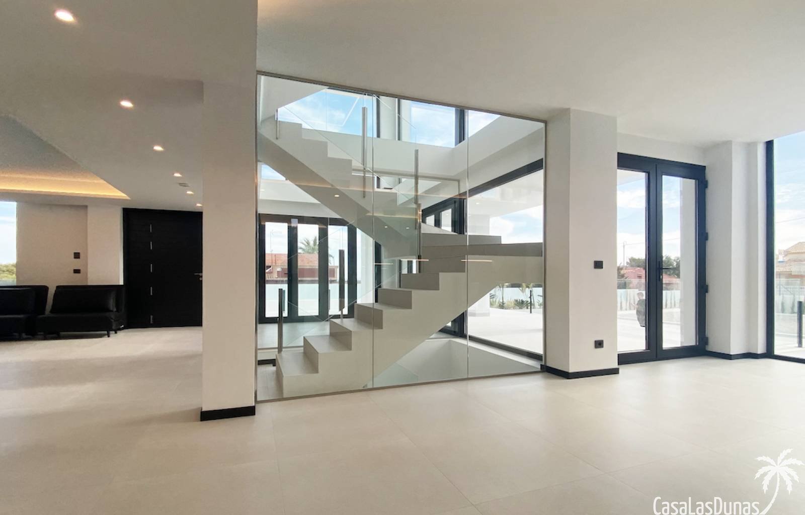 Tolles und großes Neubau-Villa-Projekt in Torrevieja. Diese Villa befindet sich in einer großartigen Stadt mit Stränden und Annehmlichkeiten rundheru