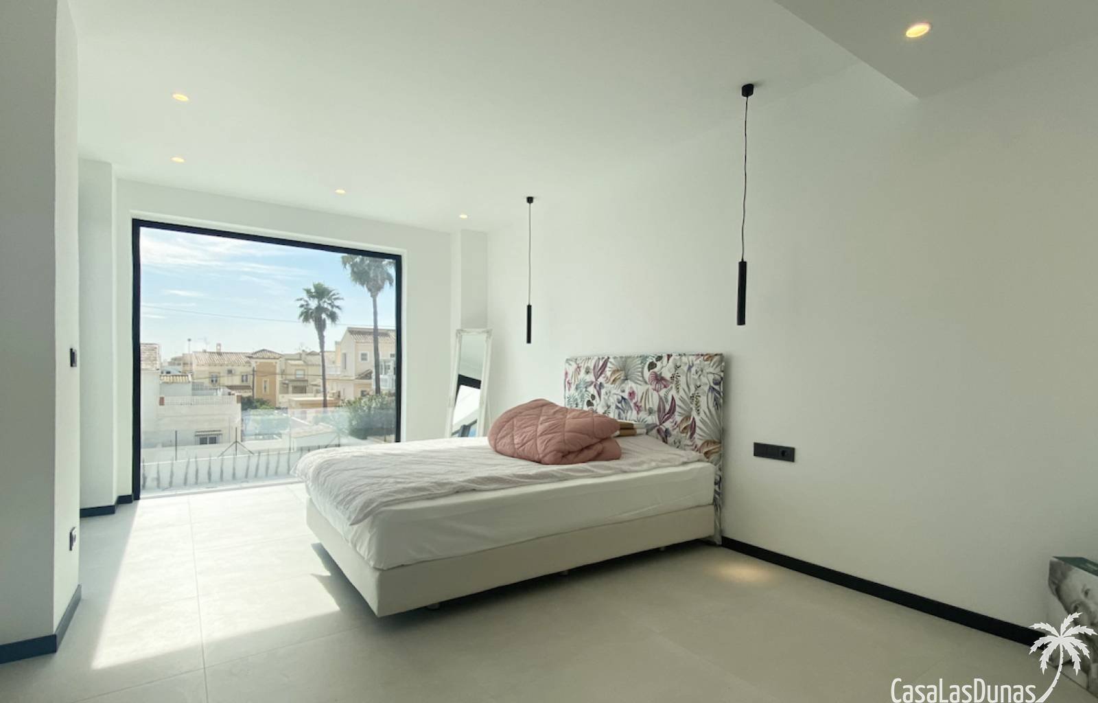 Tolles und großes Neubau-Villa-Projekt in Torrevieja. Diese Villa befindet sich in einer großartigen Stadt mit Stränden und Annehmlichkeiten rundheru