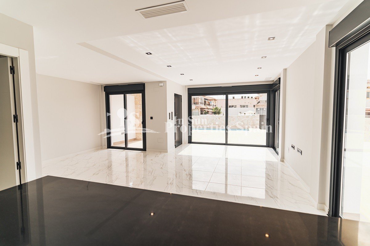 Thiar Village ist eine neue Wohnanlage mit luxuriösen Erdgeschoss- und Dachgeschosswohnungen sowie einigen freistehenden Häusern mit priv