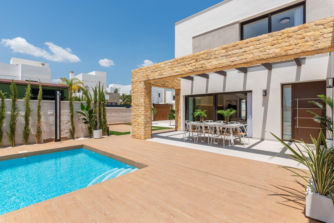 NEU GEBAUTE LUXUSVILLA IN CIUDAD QUESADA
Moderner Stil Neubau Villa mit privatem Garten in Ciudad Quesada.
Villa gebaut über 2 Etagen,