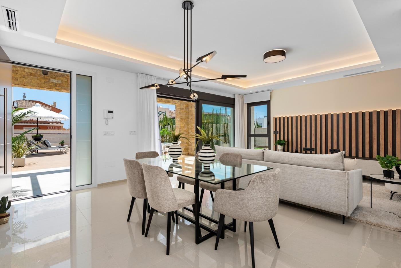 NEU GEBAUTE LUXUSVILLA IN CIUDAD QUESADA
Moderner Stil Neubau Villa mit privatem Garten in Ciudad Quesada.
Villa gebaut über 2 Etagen,