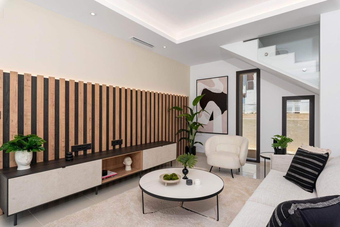 NEU GEBAUTE LUXUSVILLA IN CIUDAD QUESADA
Moderner Stil Neubau Villa mit privatem Garten in Ciudad Quesada.
Villa gebaut über 2 Etagen,