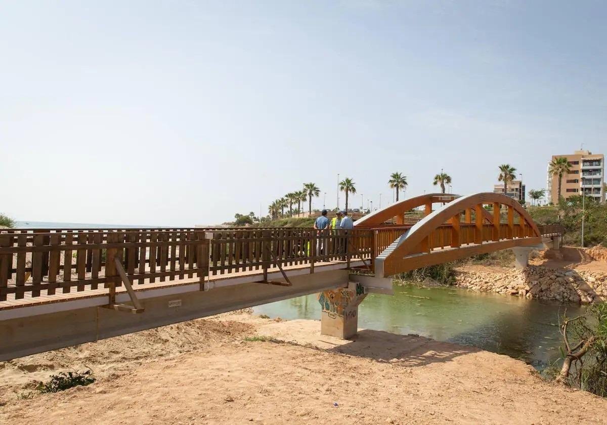 NEU GEBAUTE VILLEN IN MIL PALMERAS
Neubau von Villen in Mila Palmeras, die entworfen wurden, um das mediterrane Klima zu genießen. 
Jede