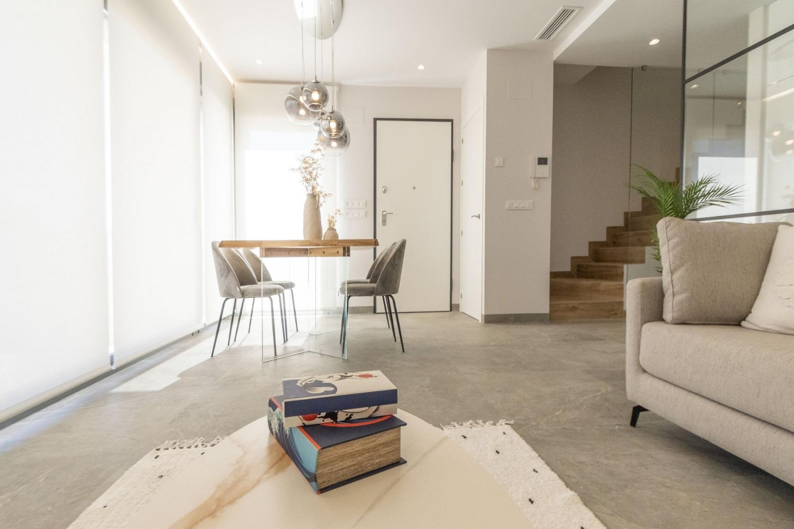 NEUBAU-VILLEN IN PILAR DE LA HORADADA AM GOLFPLATZ
Die Neubausiedlung besteht aus 6 exklusiven Villen mit 3 Schlafzimmern und 3 Bädern,