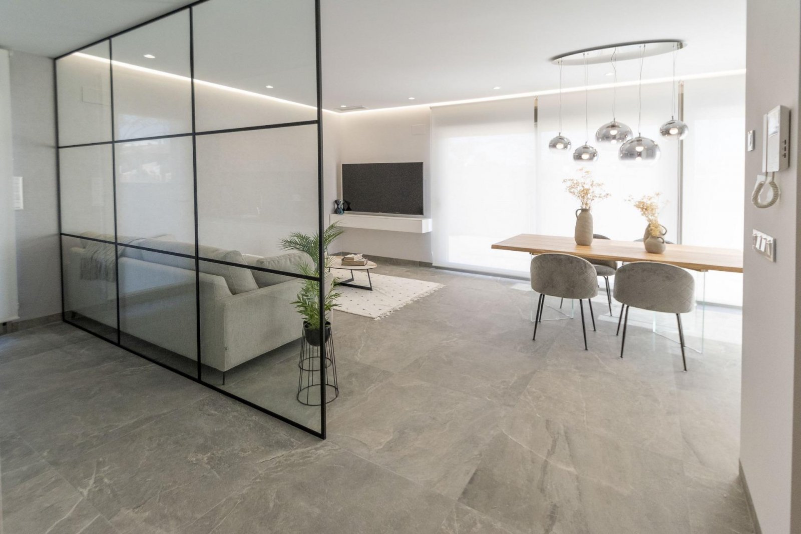 NEUBAU-VILLEN IN PILAR DE LA HORADADA AM GOLFPLATZ
Die Neubausiedlung besteht aus 6 exklusiven Villen mit 3 Schlafzimmern und 3 Bädern,