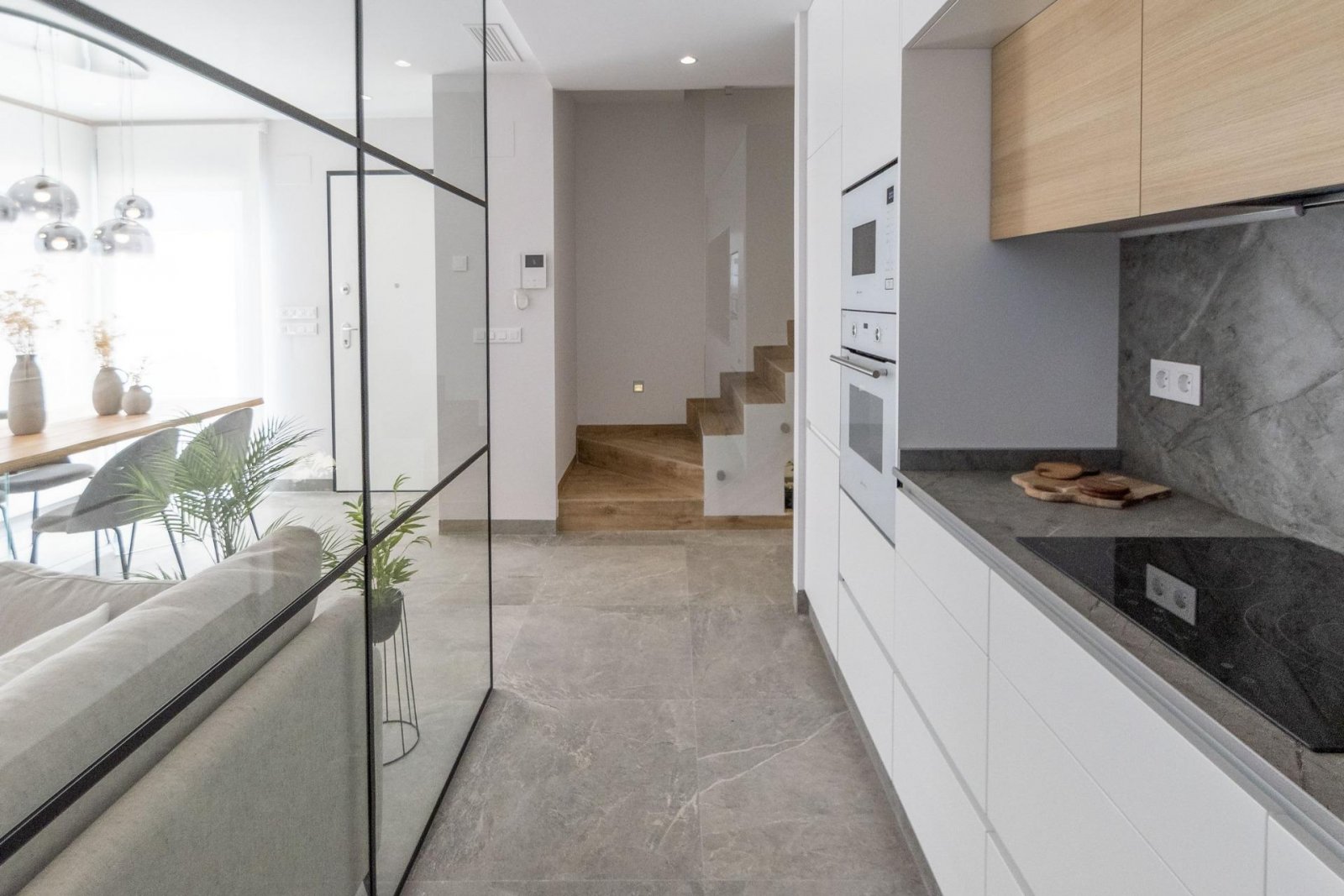 NEUBAU-VILLEN IN PILAR DE LA HORADADA AM GOLFPLATZ
Die Neubausiedlung besteht aus 6 exklusiven Villen mit 3 Schlafzimmern und 3 Bädern,