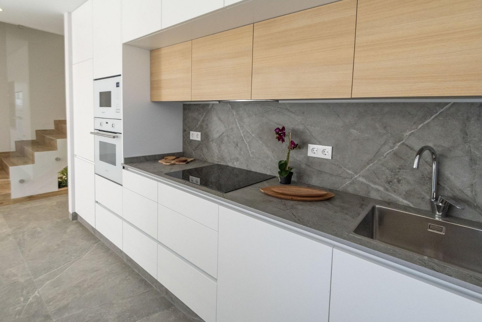 NEUBAU-VILLEN IN PILAR DE LA HORADADA AM GOLFPLATZ
Die Neubausiedlung besteht aus 6 exklusiven Villen mit 3 Schlafzimmern und 3 Bädern,