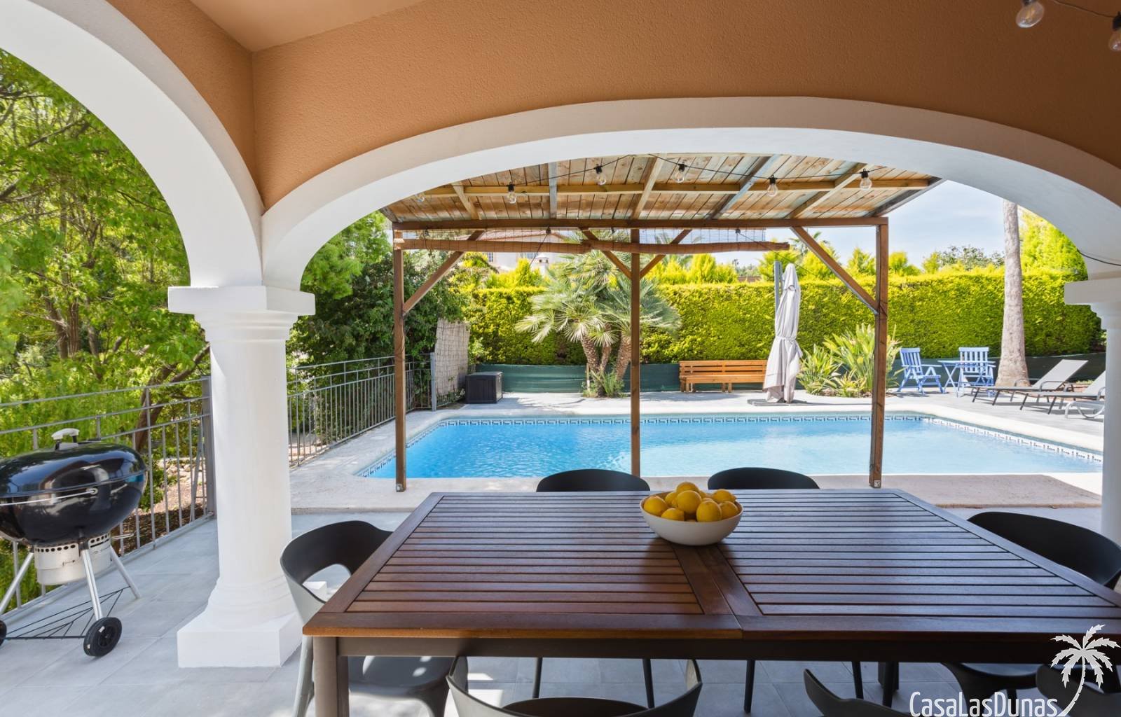 Diese wunderschöne Villa liegt auf der Südseite des Berges La Sella und ist ideal für diejenigen, die einen erholsamen und ruhigen Urlaub verbringen