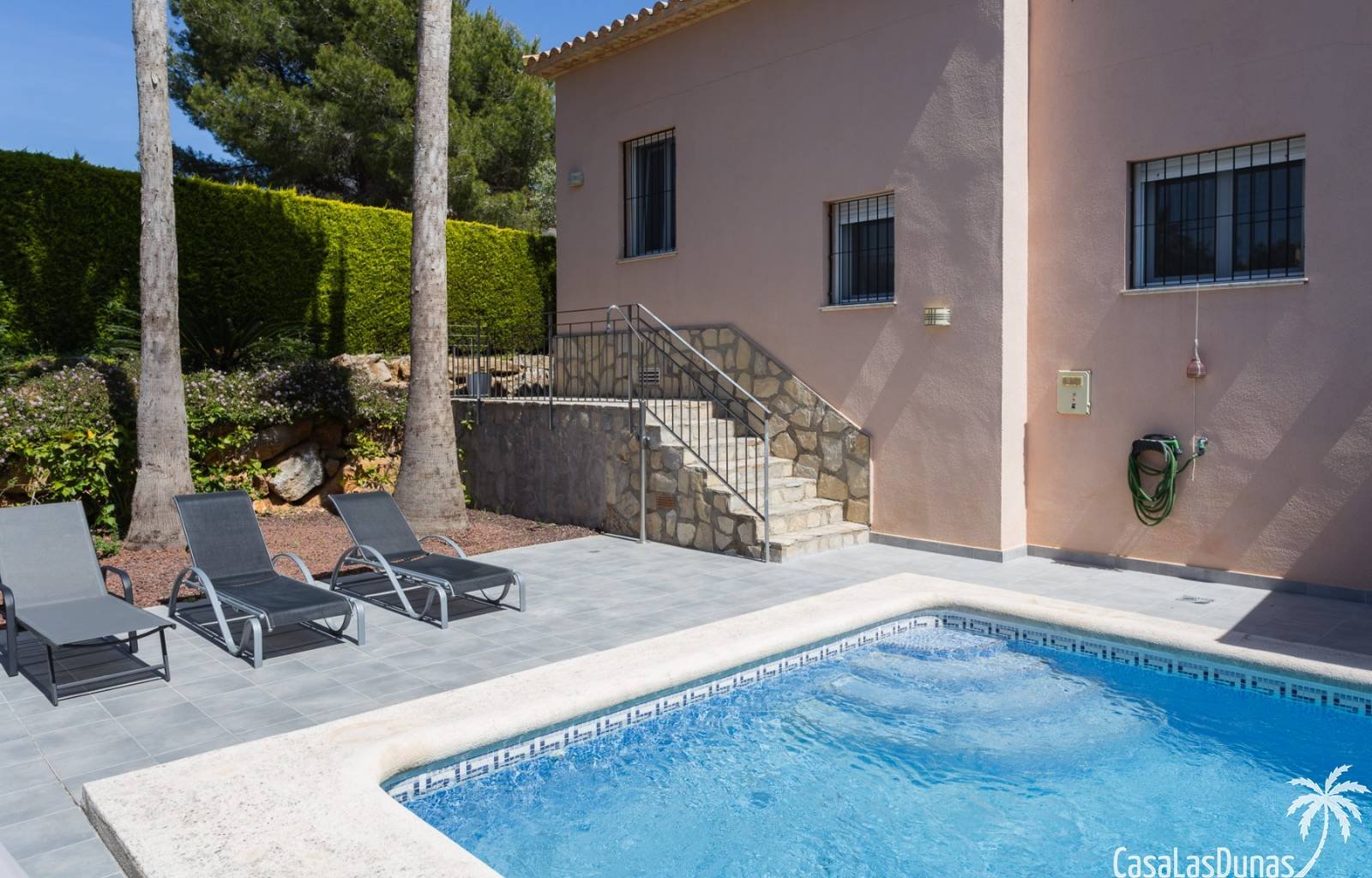 Diese wunderschöne Villa liegt auf der Südseite des Berges La Sella und ist ideal für diejenigen, die einen erholsamen und ruhigen Urlaub verbringen