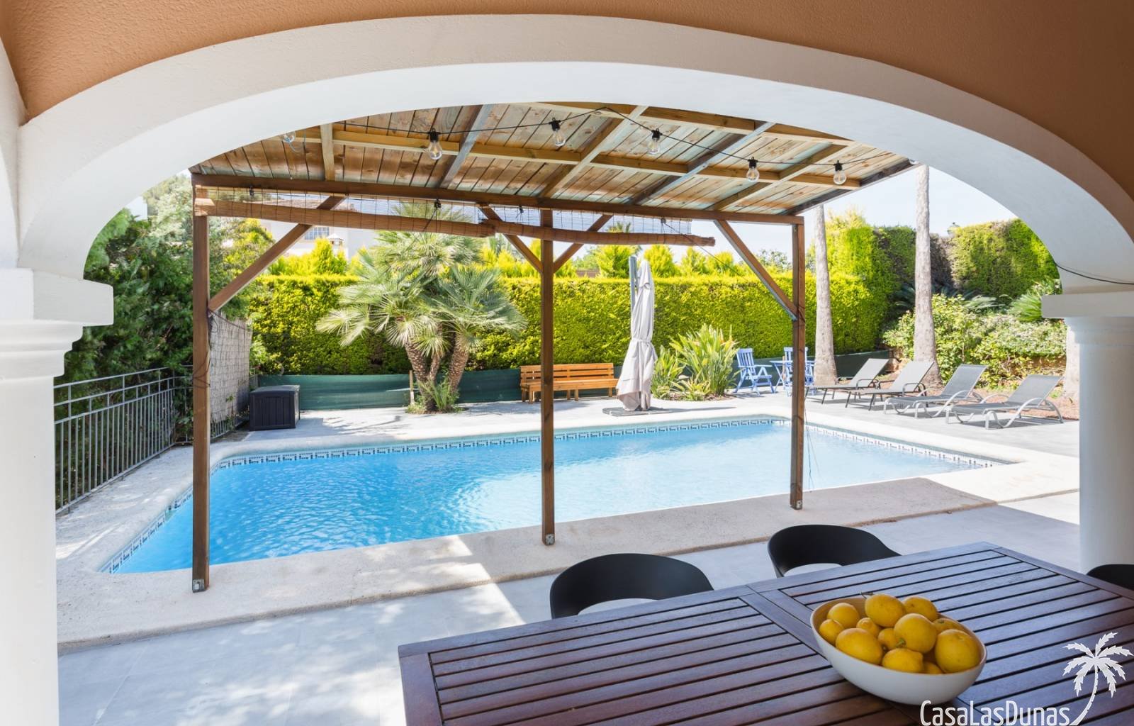 Diese wunderschöne Villa liegt auf der Südseite des Berges La Sella und ist ideal für diejenigen, die einen erholsamen und ruhigen Urlaub verbringen