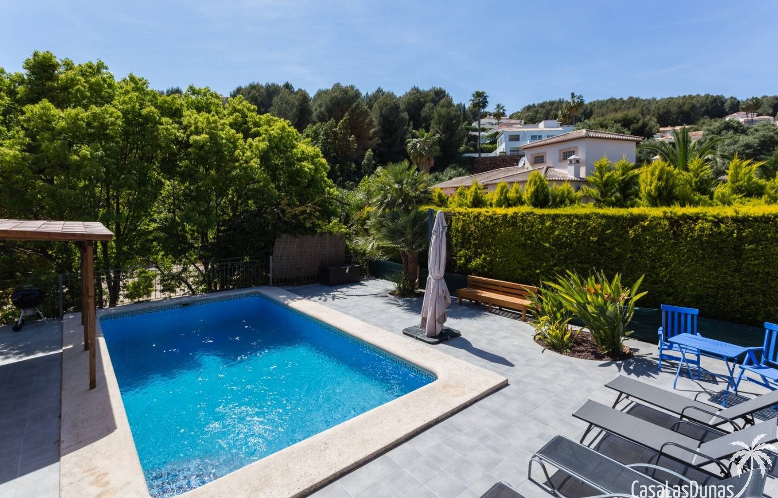 Diese wunderschöne Villa liegt auf der Südseite des Berges La Sella und ist ideal für diejenigen, die einen erholsamen und ruhigen Urlaub verbringen