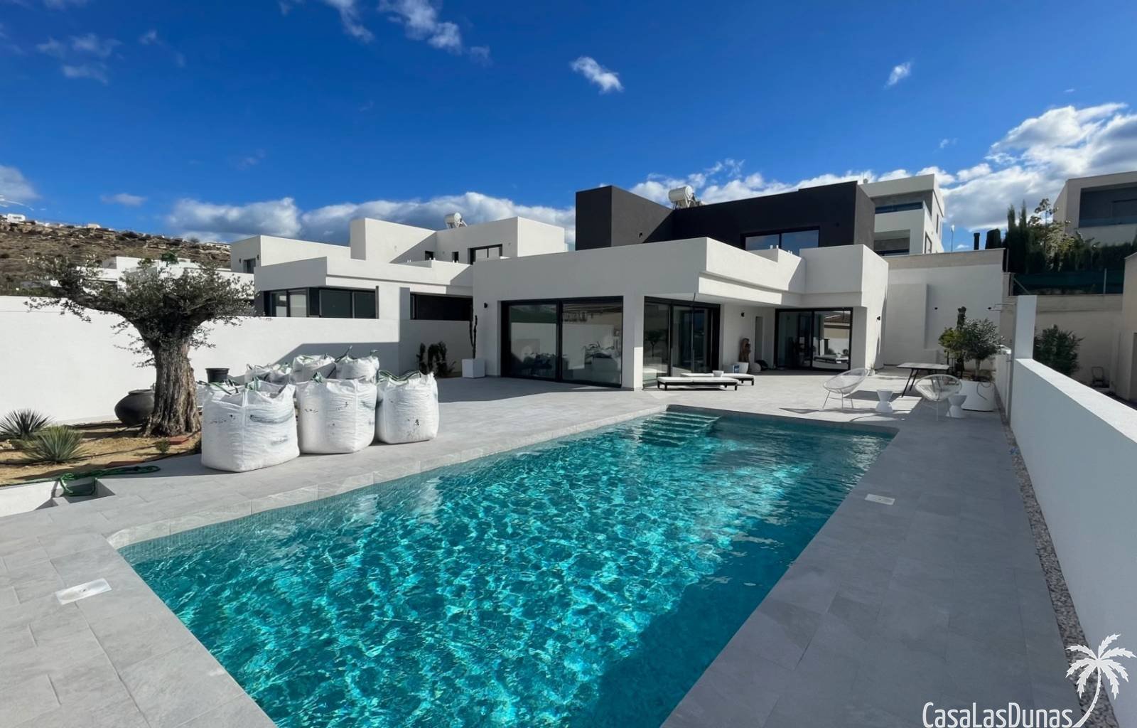 Diese Luxusvillen werden in Benijofar gebaut. Die Fotos zeigen eine Reihe von Optionen, daher kann Ihre Wahl leicht abweichen.
 Die Häuser verfügen ü