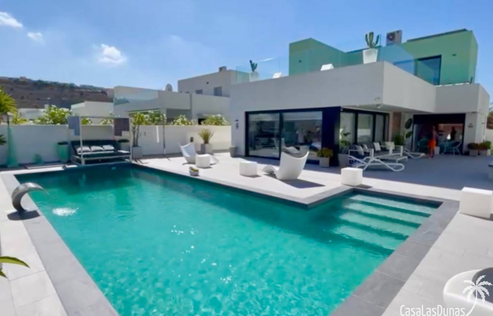 Diese Luxusvillen werden in Benijofar gebaut. Die Fotos zeigen eine Reihe von Optionen, daher kann Ihre Wahl leicht abweichen.
 Die Häuser verfügen ü