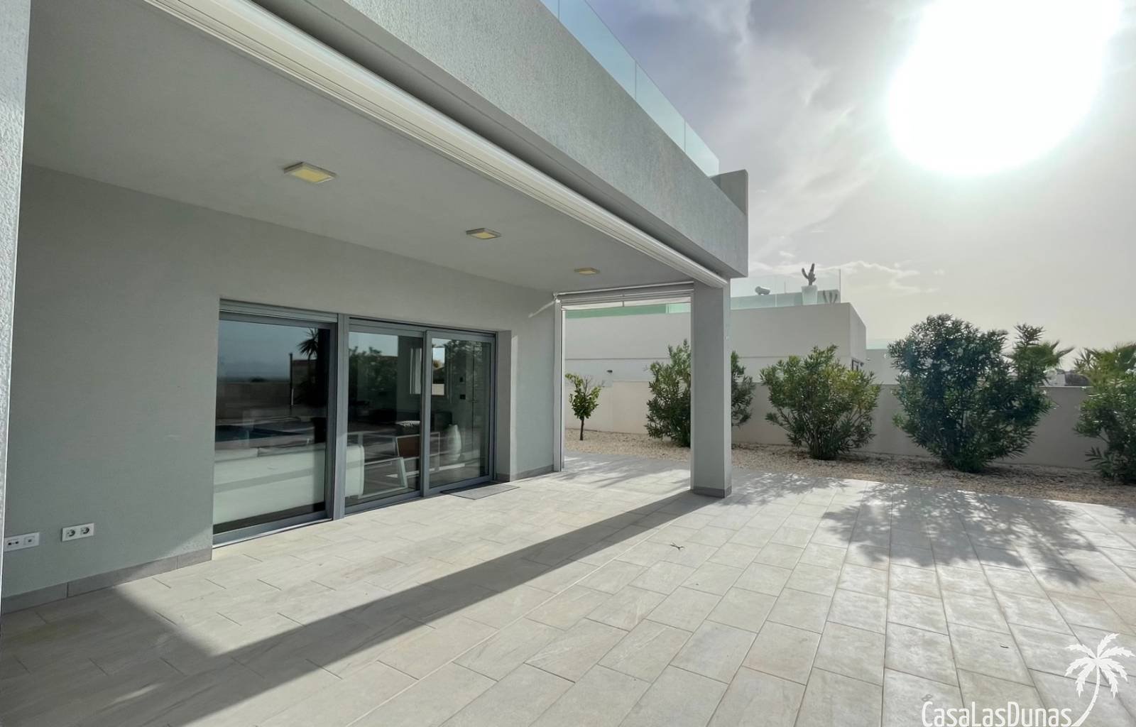 Diese Luxusvillen werden in Benijofar gebaut. Die Fotos zeigen eine Reihe von Optionen, daher kann Ihre Wahl leicht abweichen.
 Die Häuser verfügen ü