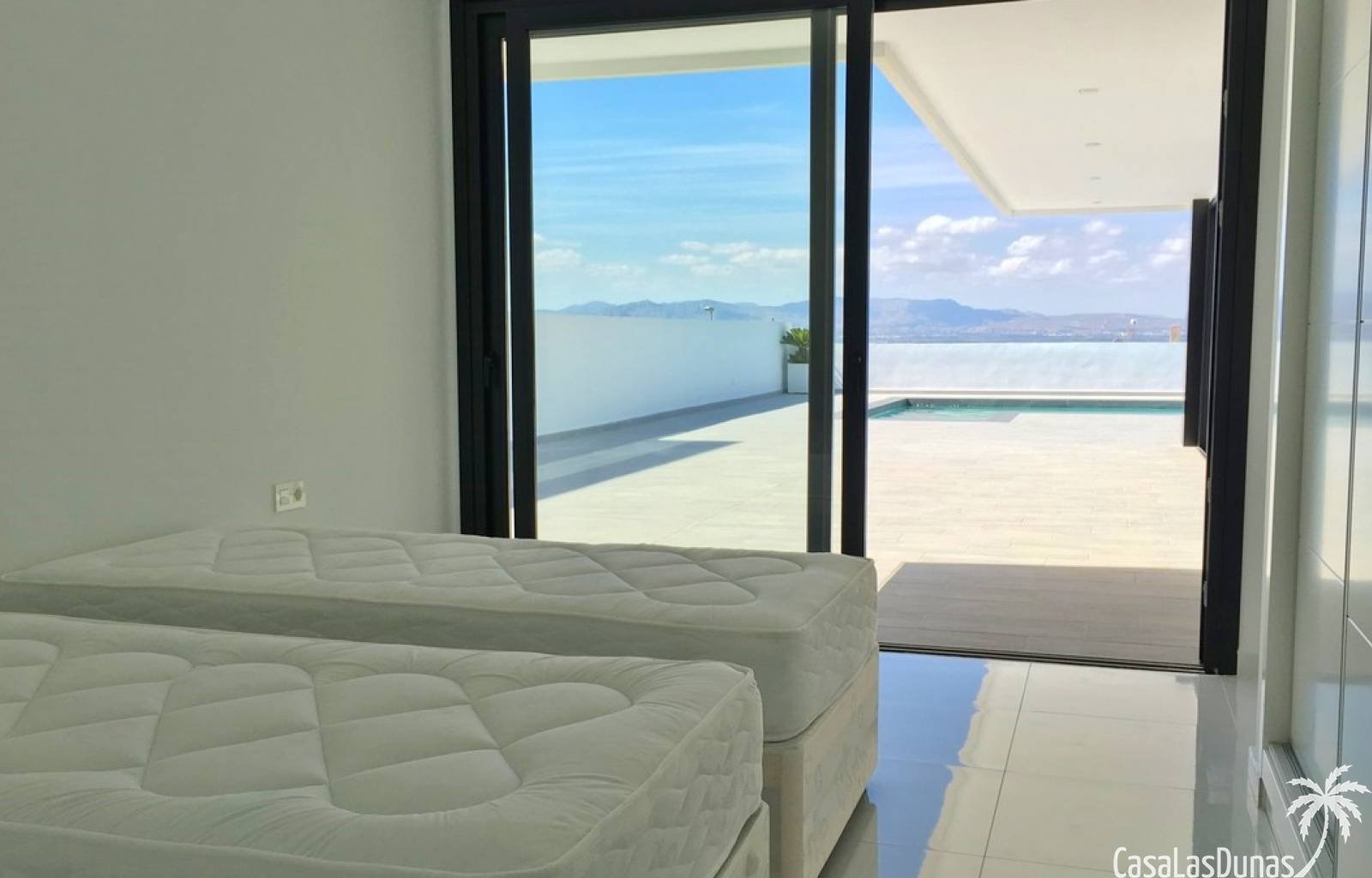 Diese Luxusvillen werden in Benijofar gebaut. Die Fotos zeigen eine Reihe von Optionen, daher kann Ihre Wahl leicht abweichen.
 Die Häuser verfügen ü