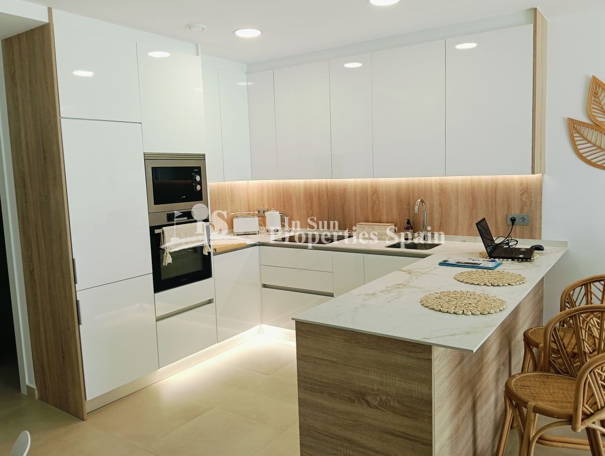 Diese atemberaubenden, neu erbauten Villen im mediterranen Stil befinden sich im renommierten La Finca Golf Resort in Algorfa und bieten