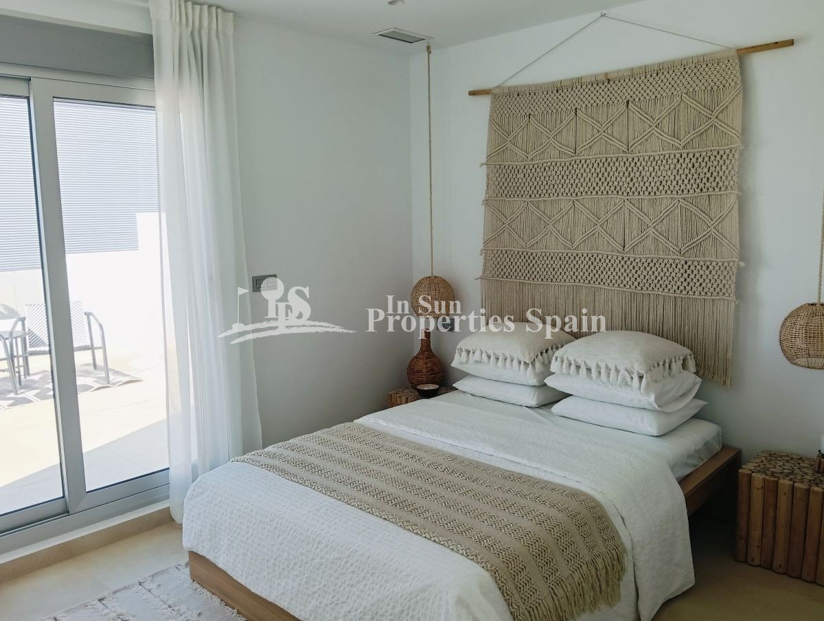 Diese atemberaubenden, neu erbauten Villen im mediterranen Stil befinden sich im renommierten La Finca Golf Resort in Algorfa und bieten