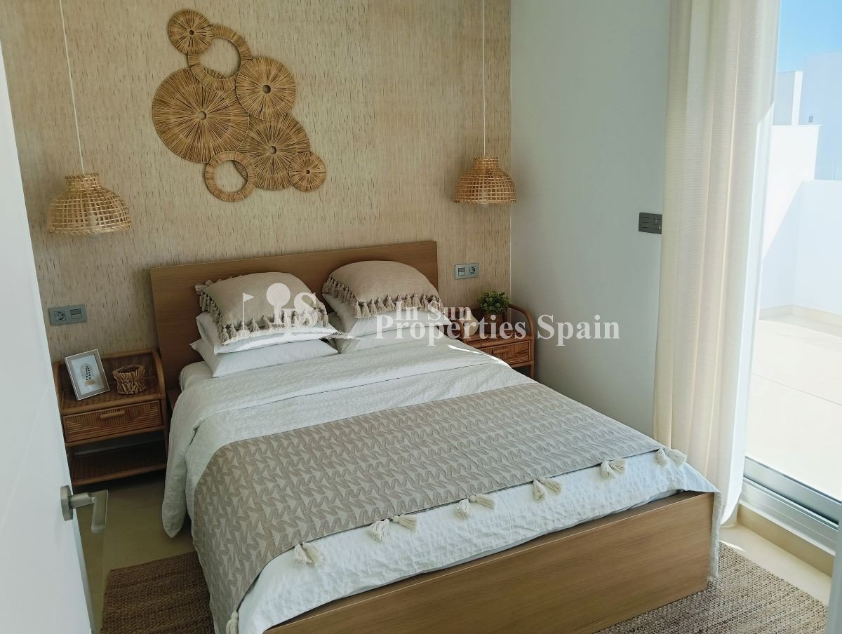 Diese atemberaubenden, neu erbauten Villen im mediterranen Stil befinden sich im renommierten La Finca Golf Resort in Algorfa und bieten