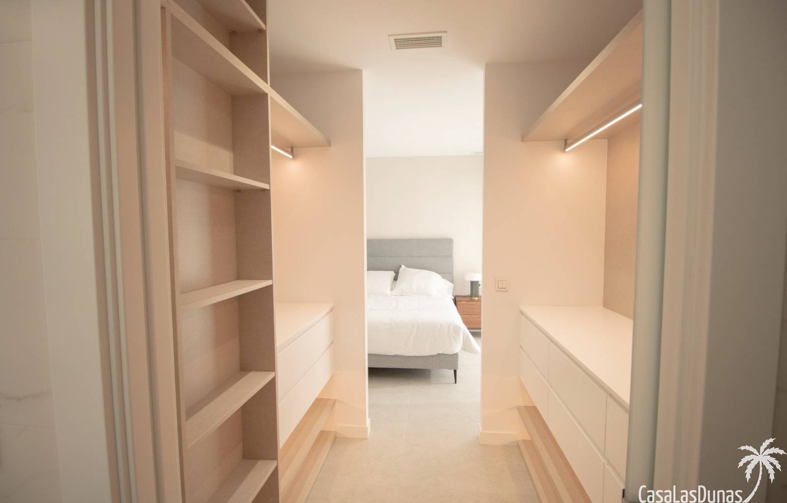 Wachen Sie jeden Morgen mit Blick auf das Meer und die grünen Hügel des benachbarten Golfplatzes auf. Profitieren Sie von natürlichem Licht dank der