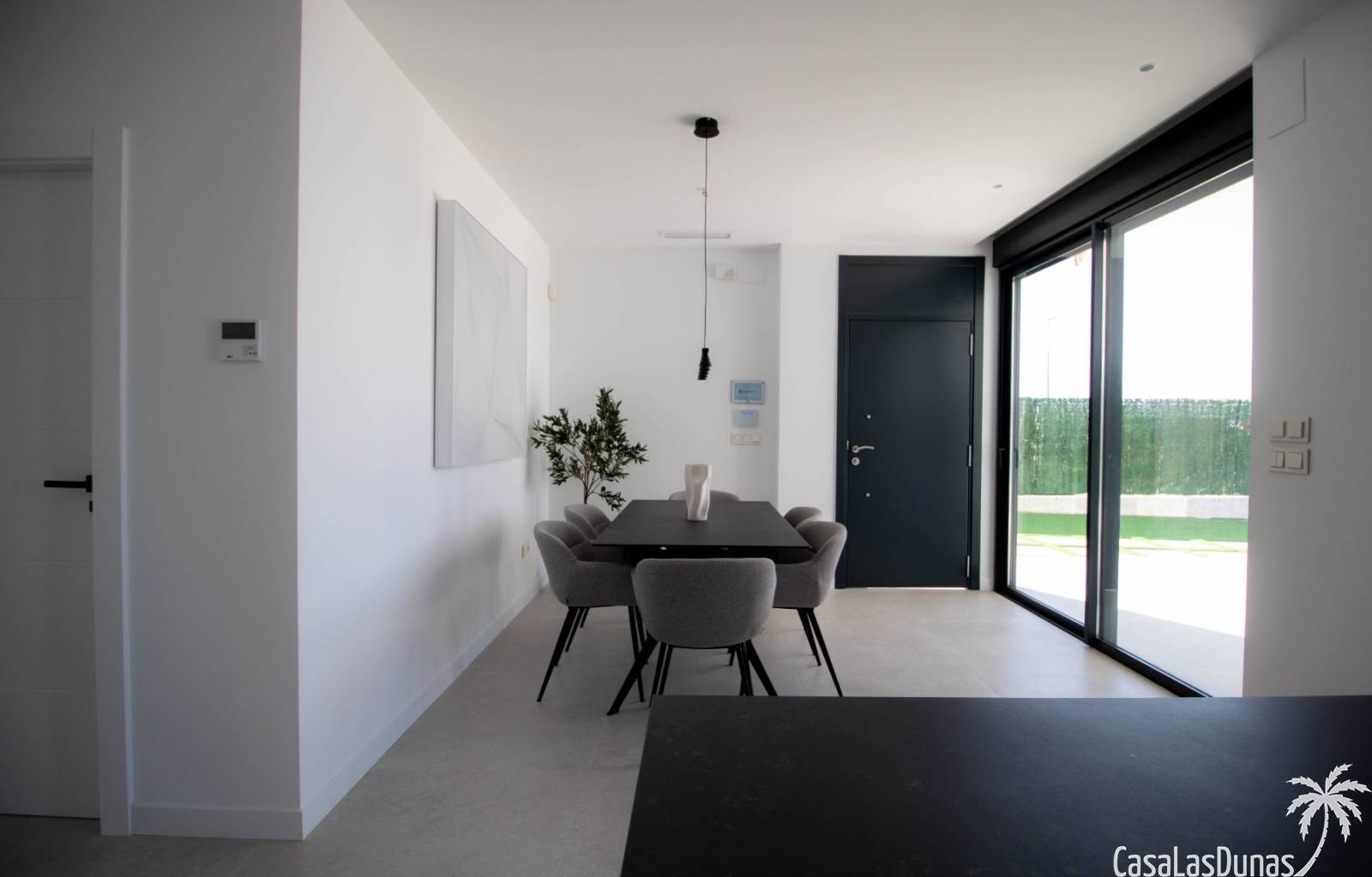 Wachen Sie jeden Morgen mit Blick auf das Meer und die grünen Hügel des benachbarten Golfplatzes auf. Profitieren Sie von natürlichem Licht dank der