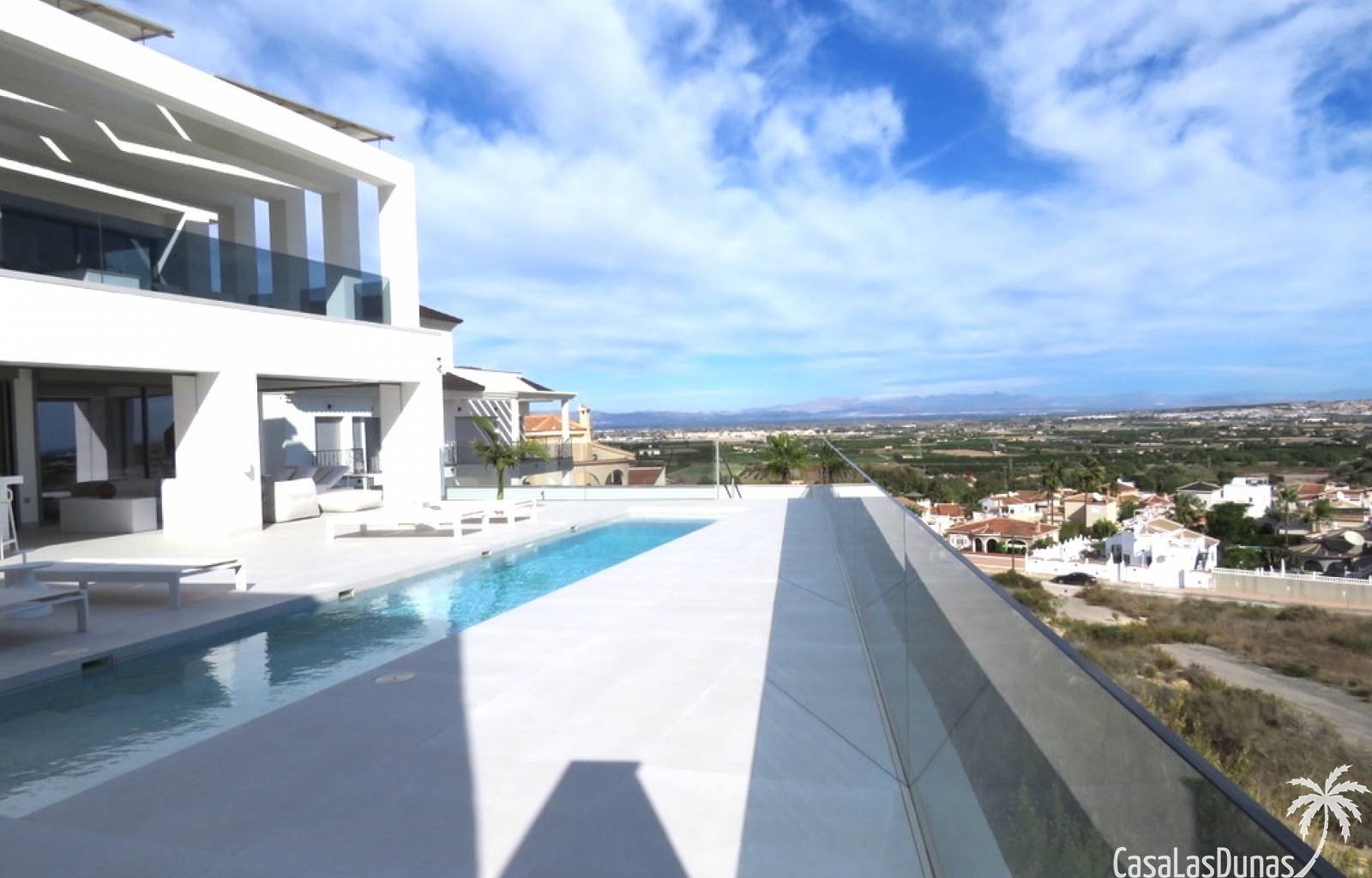 Luxusvilla-Schlüssel bereit!
 Komplett möblierte Villa in wunderschöner Lage in Ciudad Quesada. Diese Villa bietet einen wunderschönen Blick auf die