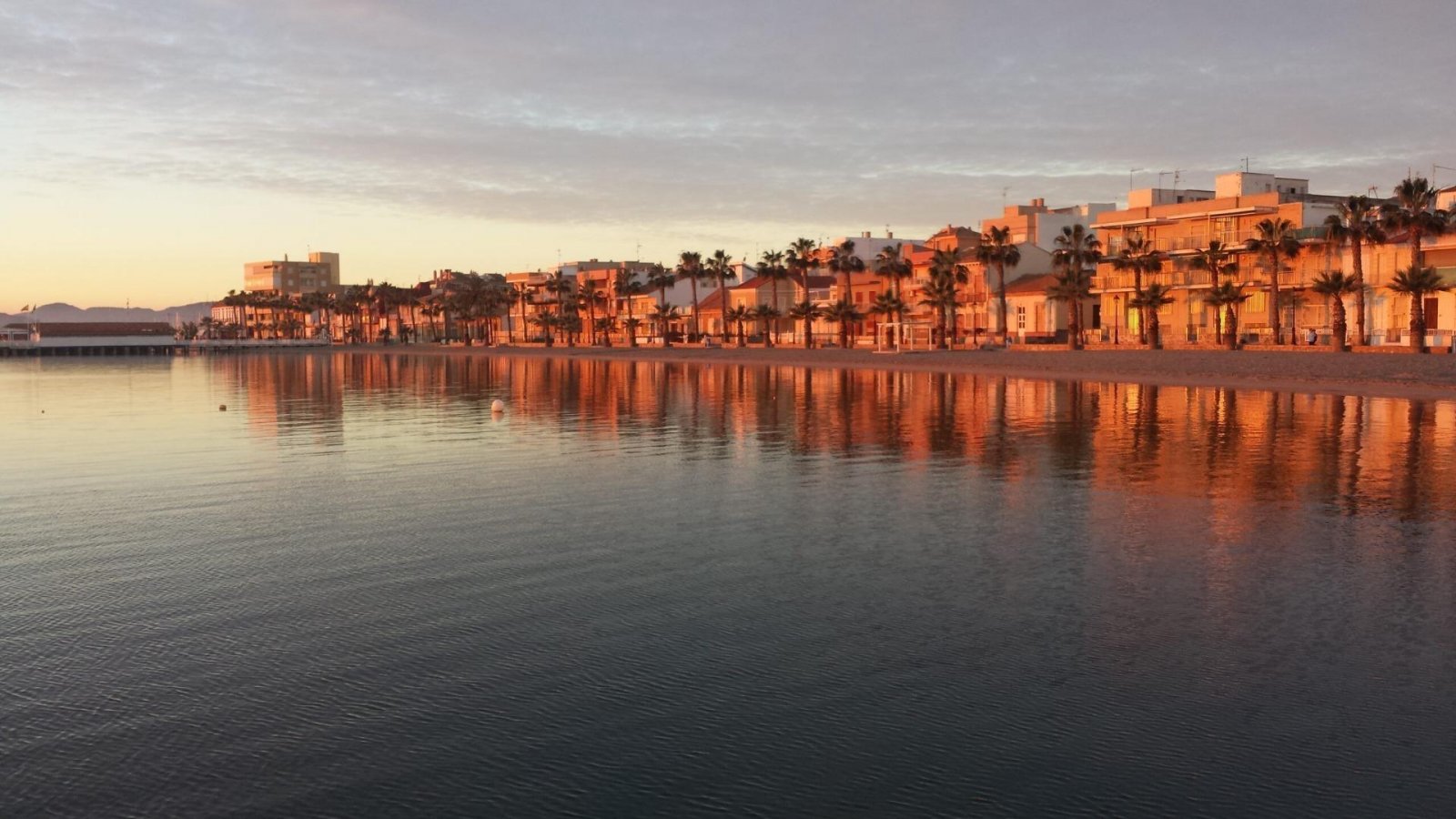 NEU GEBAUTE VILLA IN LOS ALCAZARES
Neubau-Villa in Los Alcazares.
Schöne Villa haben 4 Schlafzimmer und 3 Bäder, offene Küche mit dem W