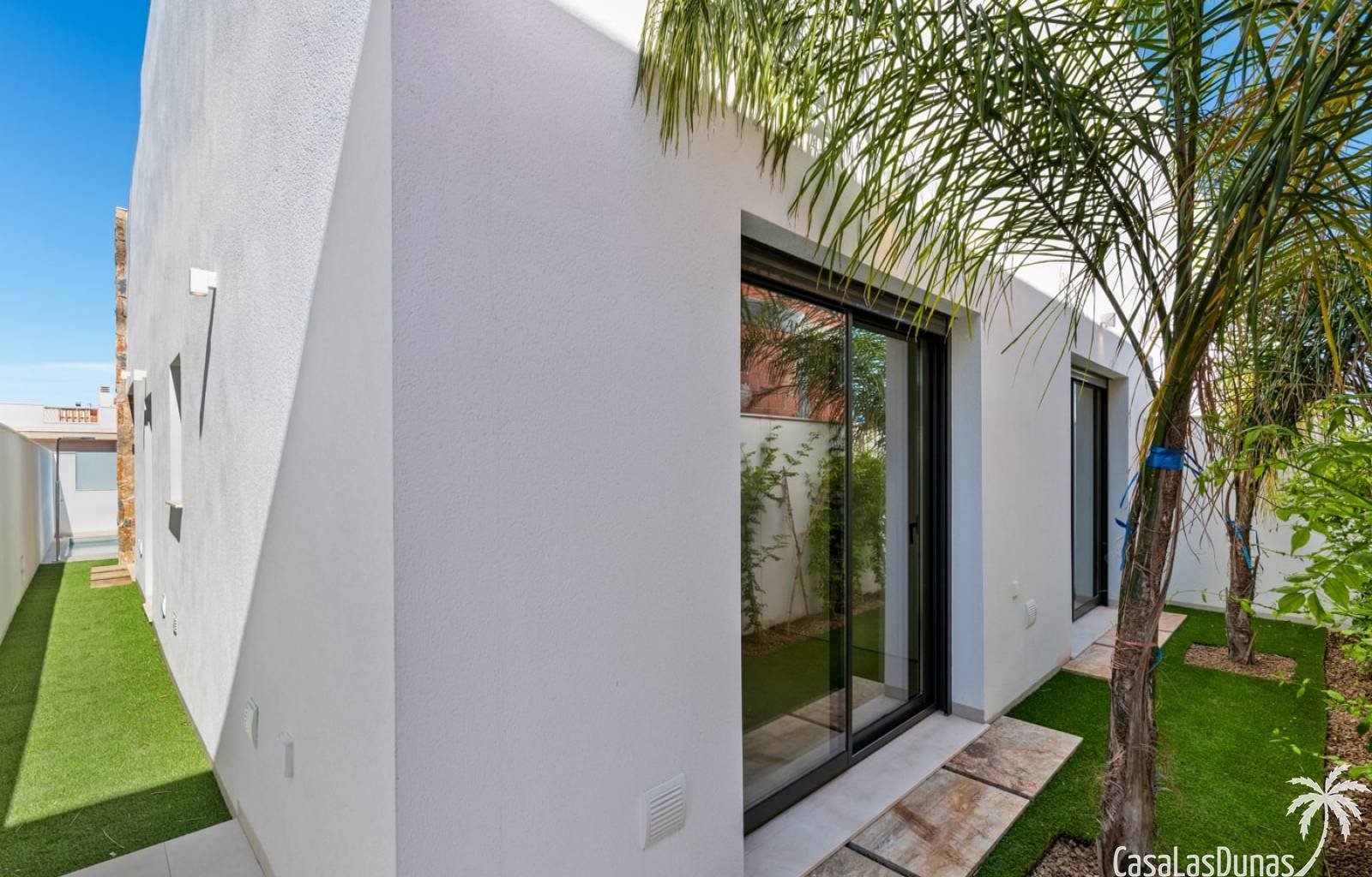 In het zonovergoten Los Alcázares aan de Costa Calida worden deze prachtige villa´s gebouwd. De woning heeft 3 slaapkamers en 2 badkamers. &